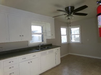 321 W Garfield St, Freeport, IL 61032 - photo 3