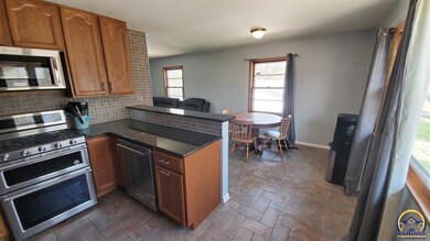 3025 SW Burnett Rd, Topeka, KS 66614 - photo 7