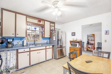 Kitchen and breakfast area