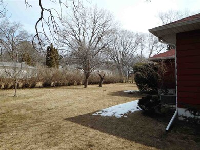 1806 Pin Oak Dr, Cedar Falls, IA 50613 - photo 2