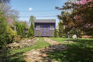 1437 E University St-39