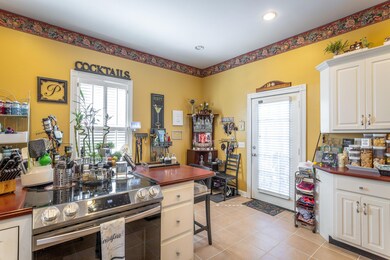 613 Colville St-31