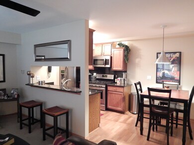 Breakfast Bar and Eating Area
