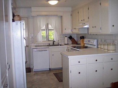 121 Wood St, Bristol, RI 02809 - photo 2