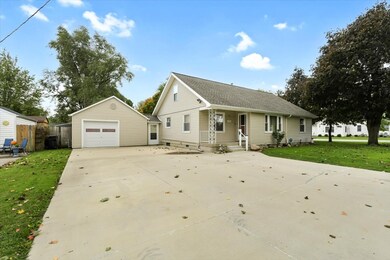 701 E Daggy St, Tuscola, IL 61953 - photo 2
