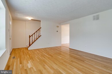 8123 Willowdale Ct, Springfield, VA 22153 - photo 7