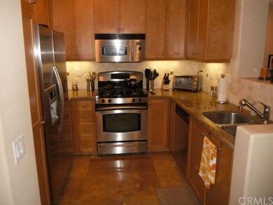Upgraded kitchen with Granite Counters, Custom Cab