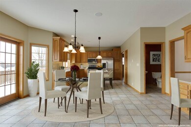 814 S Ridge Dr, Cedar Falls, IA 50613 - photo 7