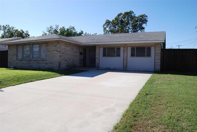Ranch-style house featuring a front lawn