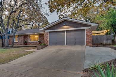 1109 Forest Oaks Ln, Hurst, TX 76053 - photo 2