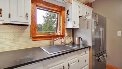 37 Jackson St, Essex Junction, VT 05452 - photo 4