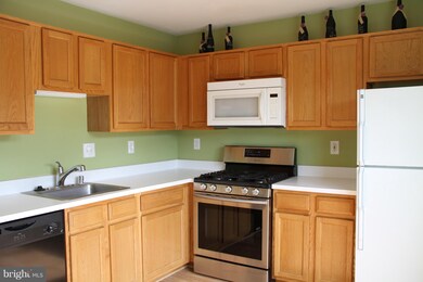 8200 Catbird Cir unit 201, Lorton, VA 22079 - photo 2