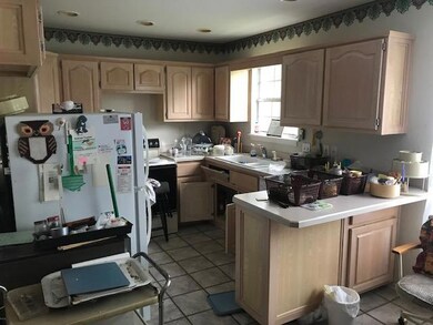 Nice size kithcen, lots of cabinets