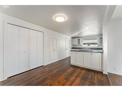 3046 Crystal Mountain Ave, Medford, OR 97504 - photo 7