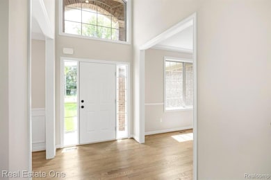 TWO STORY ENTRY w/ARCHED WINDOW