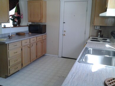 433 Den Adel Ct, Kalamazoo, MI 49001 - photo 4