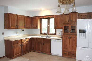 1716 Sheffield Cir, Manhattan, KS 66503 - photo 3