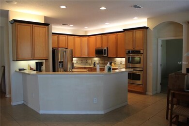 Gourmet kitchen with bearkfast bar, extra mood lig