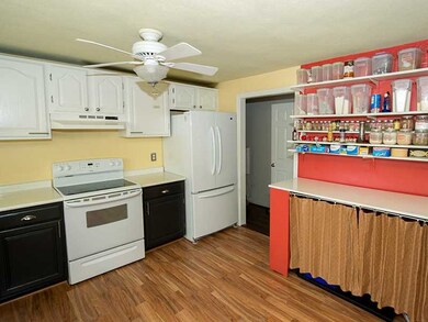 Kitchen. Opens to LR and DA