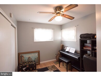 37 Azalea Ln, Levittown, PA 19055 - photo 7