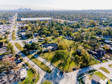 8921 Irvington Blvd, Houston, TX 77022 - photo 2