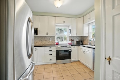 3935 Eileen Dr, Cincinnati, OH 45209 - photo 6