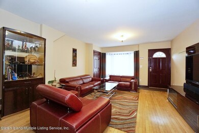 (2) LIVING ROOM