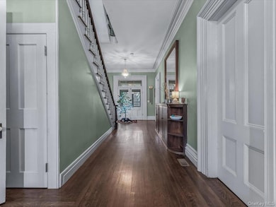 29 Center Dr, Douglaston, NY 11363 - photo 6