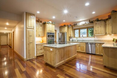 Kitchen w/ breakfat bar