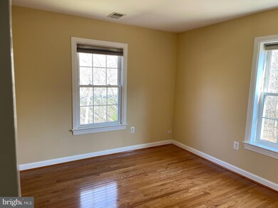 8917 Shamrock Ct, Springfield, VA 22152 - photo 7