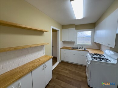 1404 E Bowie St, Beeville, TX 78102 - photo 6