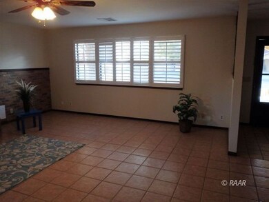 Front window w/shutters