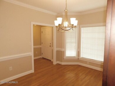Formal dining room -9' ceilings!