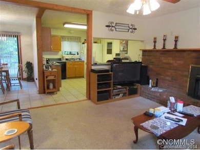 LR looking to kitchen/dining