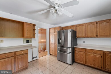 9126 Santayana Dr, Fairfax, VA 22031 - photo 4