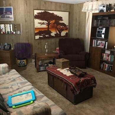 909 E. 2nd living room