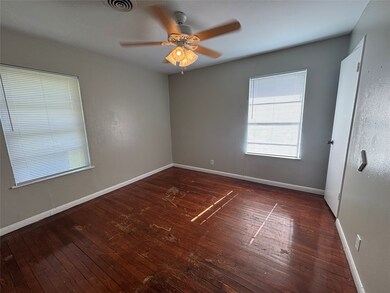 129 Lee Dr, La Marque, TX 77568 - photo 5