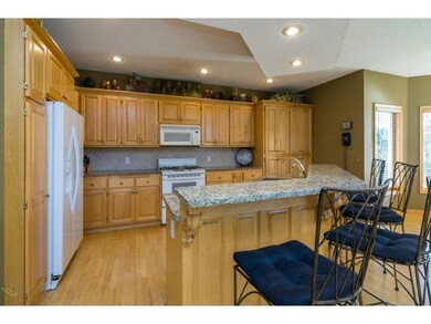 Enjoy eating at your Kitchen island, dinning room 