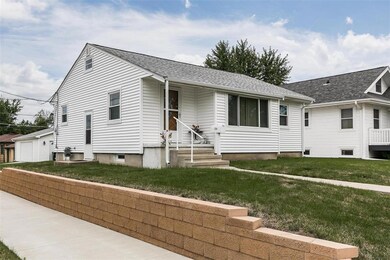 156 17th St SW, Cedar Rapids, IA 52404 - photo 2