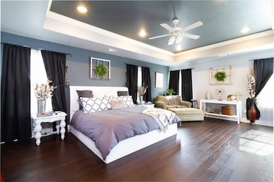  Retreat to the spacious master bedroom - trey cei