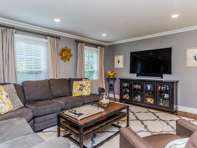 012-Living_Room-4653290-medium4x3