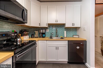 153 Riversedge Dr unit CONDO 153, Norristown, PA 19403 - photo 4