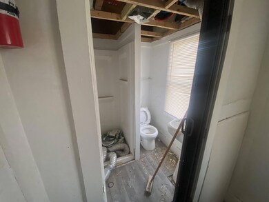 485 vacant bathroom