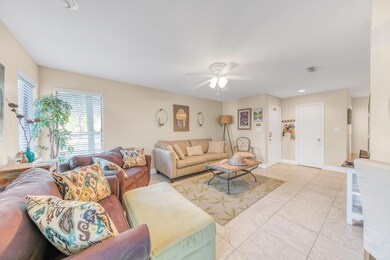 50 Kensington Ln Living area