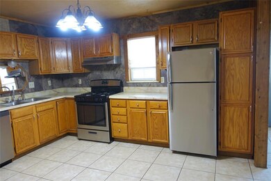 1714 Redwood Dr, Cleburne, TX 76033 - photo 7