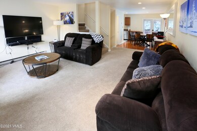 44_eagle_rd_unit_2_living_3