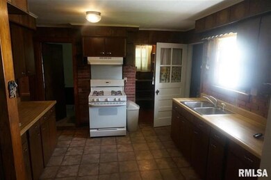 574 S Elm St, Lincoln, IL 62656 - photo 4