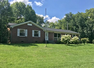 300 Crest Dr, Shelbyville, TN 37160 - photo 2