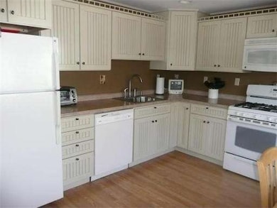 8 Kennedy Rd, Woburn, MA 01801 - photo 4