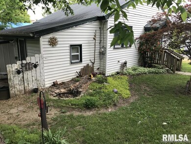 122 N 3rd St W, Virginia, IL 62691 - photo 3